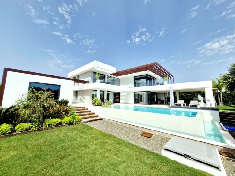 R5051251 | Detached Villa in Estepona – 5 beds, 5.5 baths