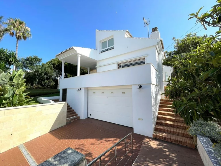 R5070232 | Detached Villa in Estepona – 4 beds, 4 baths