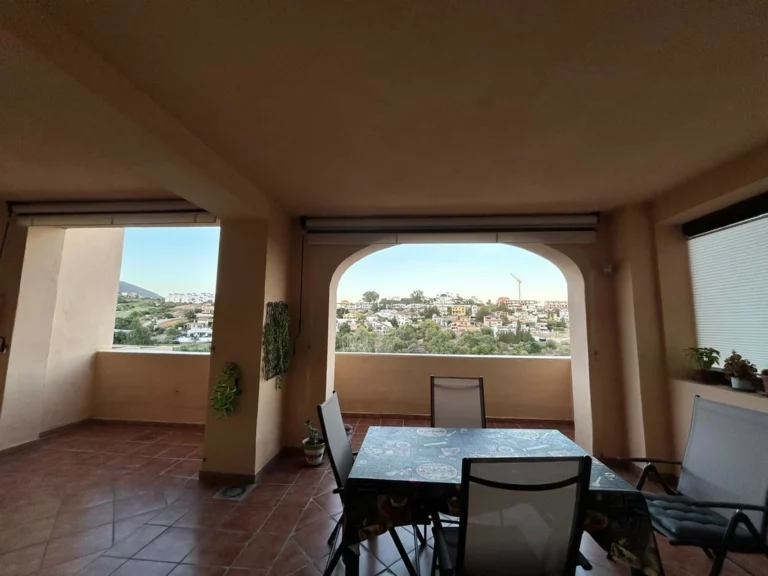 R5056432 | Middle Floor Apartment in Estepona – 2 beds, 2 baths