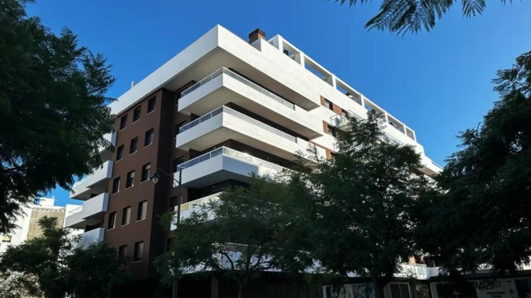 R5017918 | Top Floor Apartment in Estepona – 2 beds, 2 baths