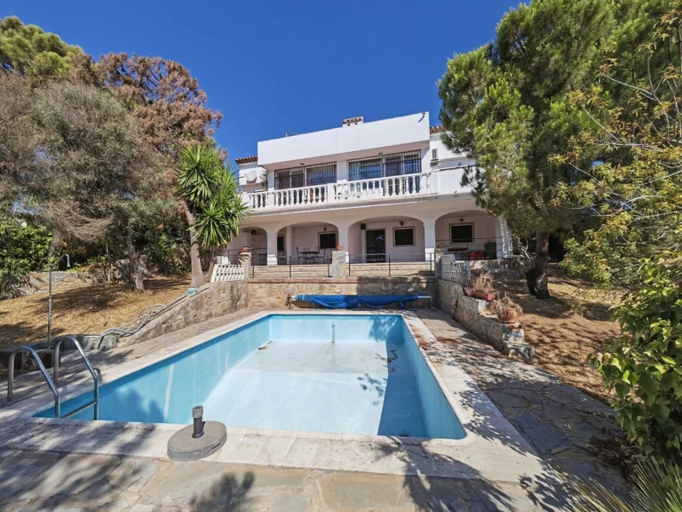 R4840030 | Detached Villa in Estepona – 6 beds, 6 baths