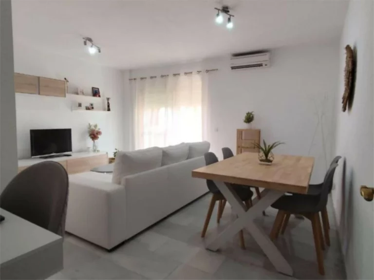 R5063125 | Middle Floor Apartment in Estepona – 2 beds, 1 baths