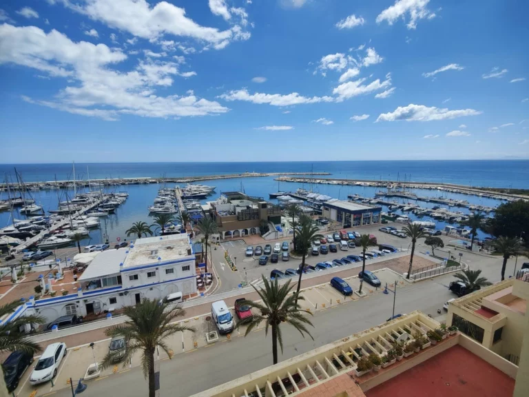 R5022004 | Middle Floor Apartment in Estepona – 4 beds, 3 baths