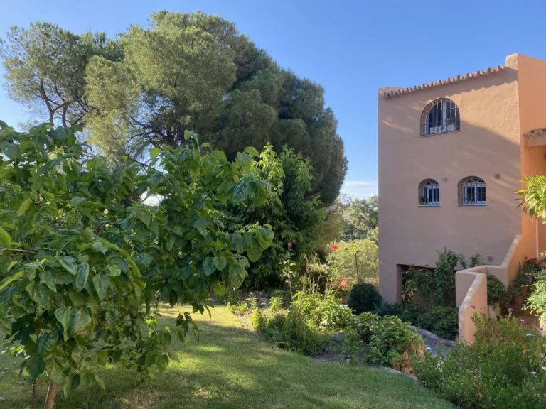 R5072683 | Middle Floor Apartment in Estepona – 2 beds, 1.5 baths