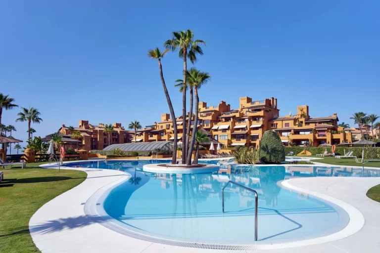 R4802389 | Middle Floor Apartment in Estepona – 3 beds, 3 baths