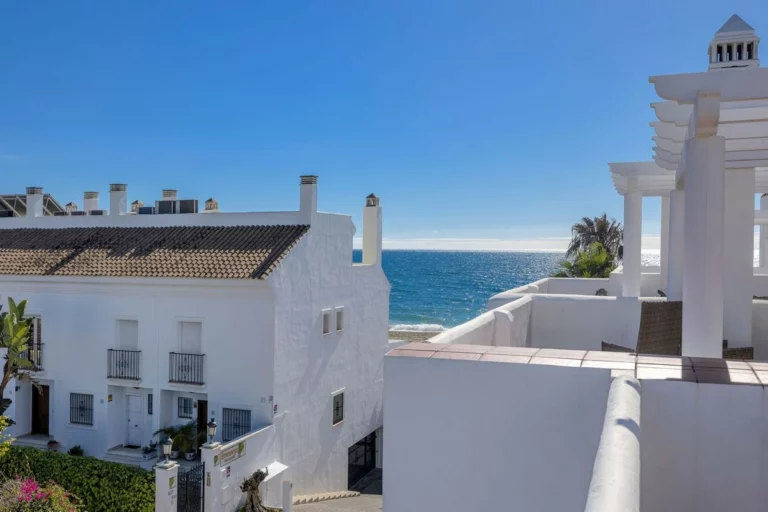 R4955392 | Townhouse in Estepona – 3 beds, 3 baths