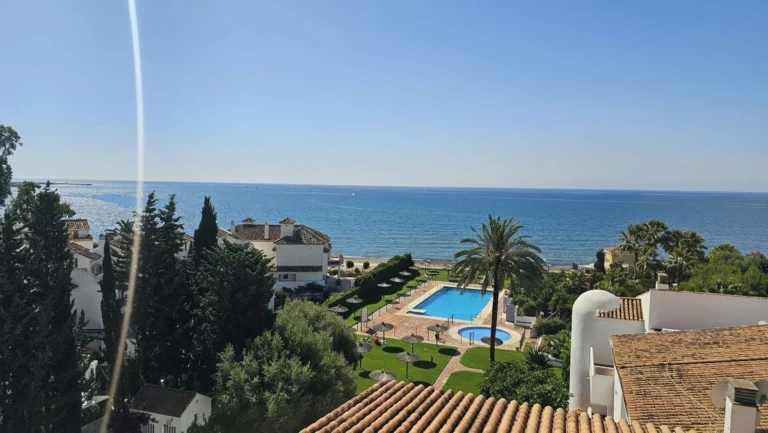 R5061061 | Top Floor Apartment in Estepona – 3 beds, 2 baths