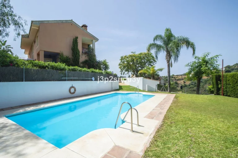R5076673 | Semi-Detached House in Estepona – 3 beds, 3 baths