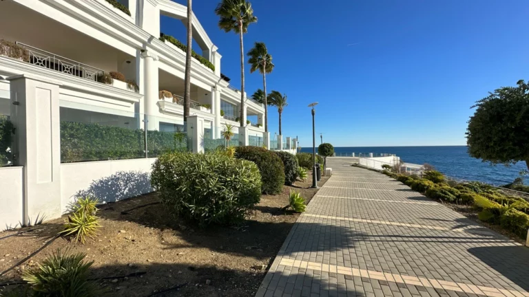 R5080345 | Middle Floor Apartment in Estepona – 3 beds, 3 baths