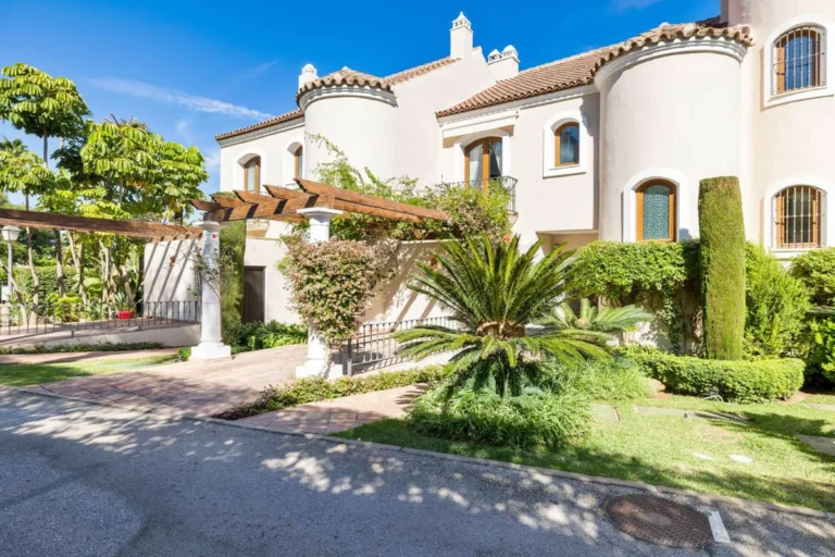 R4729312 | Townhouse in Estepona – 4 beds, 3.5 baths