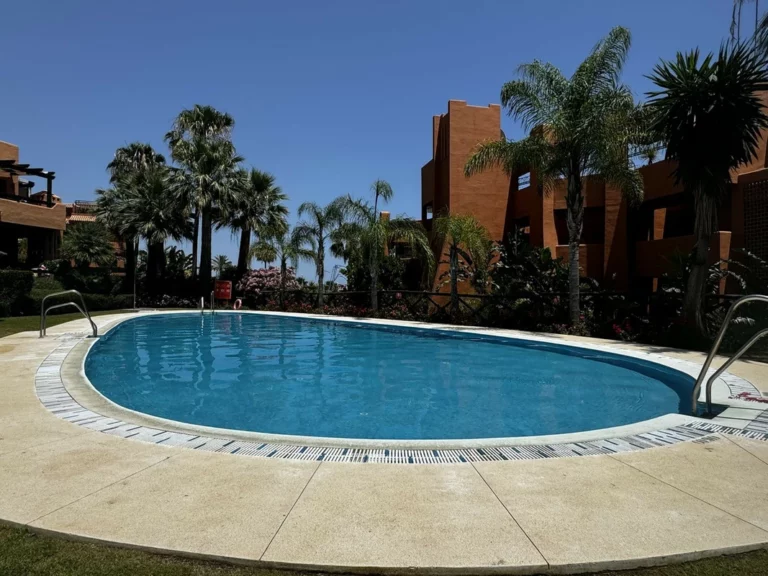 R5057485 | Middle Floor Apartment in Estepona – 2 beds, 2 baths