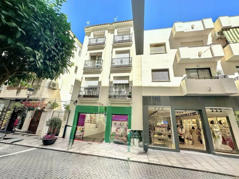R5110687 | Middle Floor Apartment in Estepona – 3 beds, 1 baths