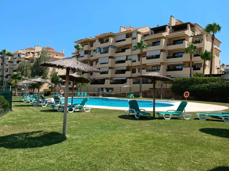 R4934860 | Duplex in Estepona – 3 beds, 3 baths
