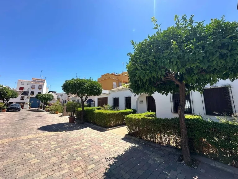 R5107249 | Townhouse in Estepona – 6 beds, 3 baths
