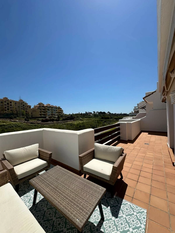 R5107342 | Middle Floor Apartment in Estepona – 2 beds, 2 baths