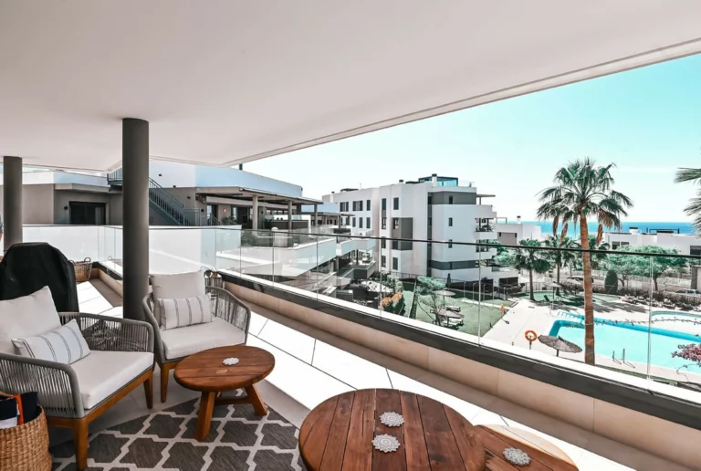R5104099 | Middle Floor Apartment in Estepona – 3 beds, 2 baths