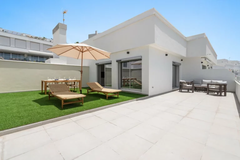 R5079364 | Penthouse in Estepona – 2 beds, 2 baths