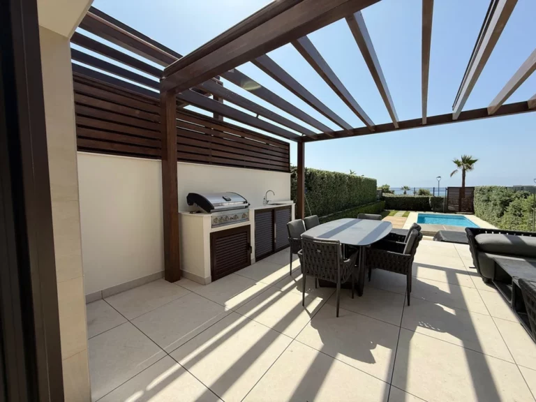 R5103682 | Townhouse in Estepona – 3 beds, 4 baths