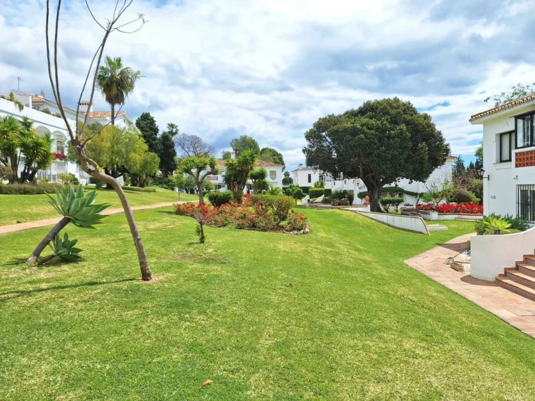 R5032042 | Ground Floor Apartment in El Paraiso – 2 beds, 2 baths