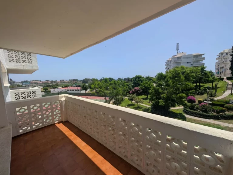R5105026 | Middle Floor Apartment in Estepona – 3 beds, 1 baths