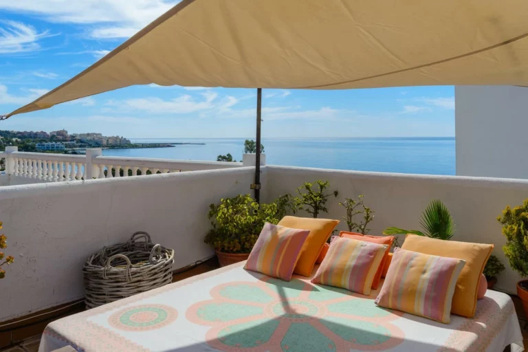 R5016298 | Middle Floor Apartment in Estepona – 3 beds, 2 baths