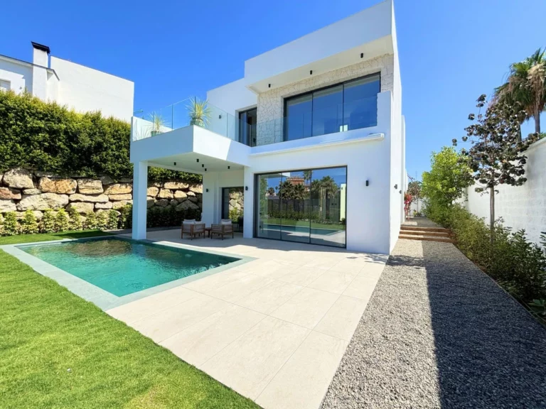 R5083153 | Detached Villa in Estepona – 4 beds, 4 baths