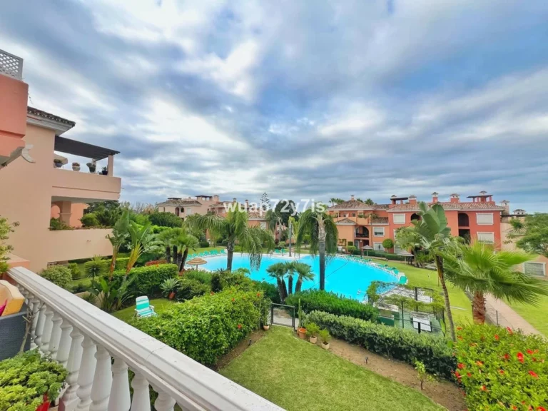 R5121478 | Middle Floor Apartment in Estepona – 2 beds, 2 baths