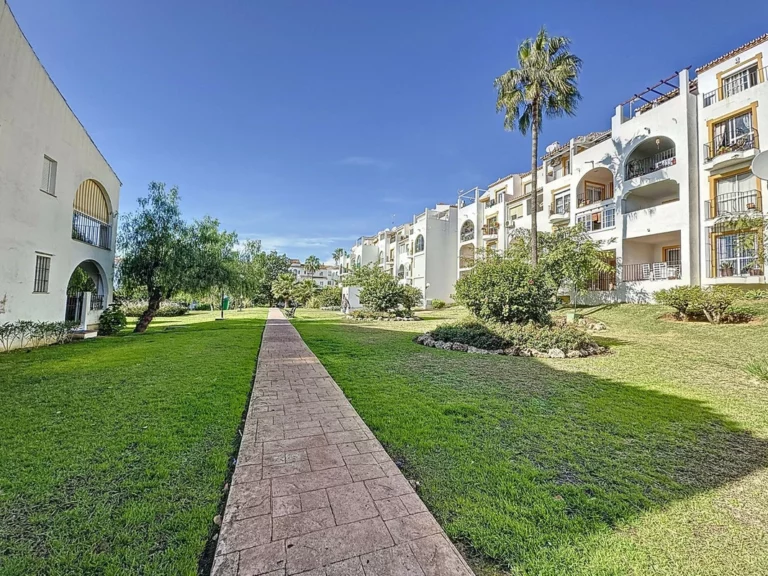 R4917385 | Ground Floor Apartment in Estepona – 3 beds, 2 baths