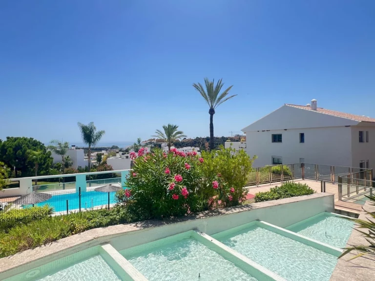 R5117014 | Middle Floor Apartment in Estepona – 2 beds, 2 baths