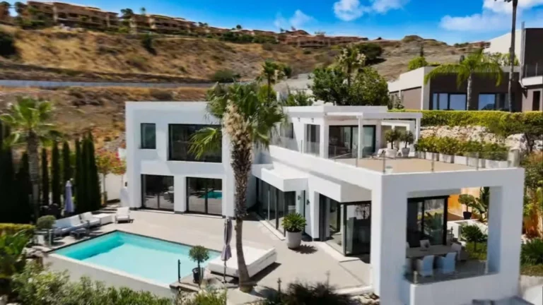 R5061886 | Detached Villa in El Paraiso – 4 beds, 4 baths