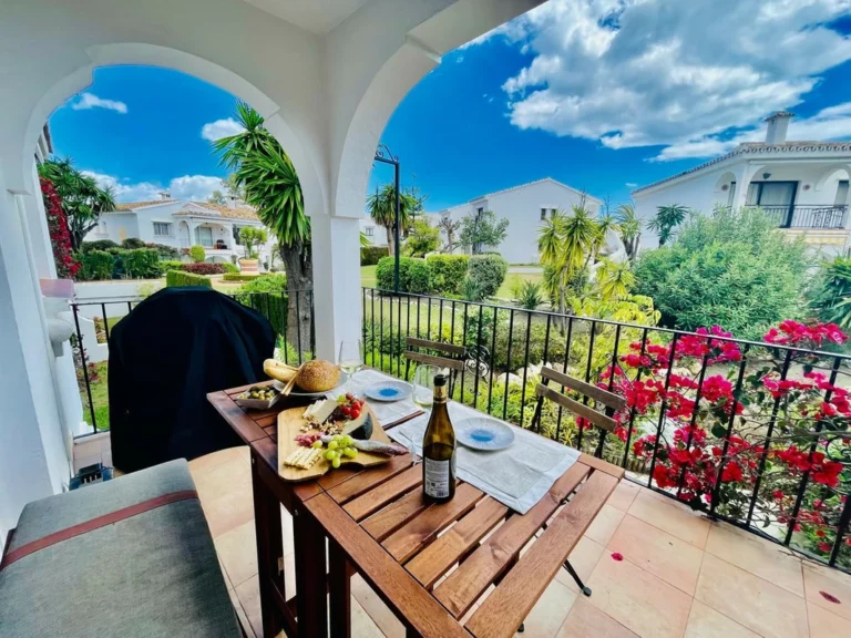 R4992121 | Top Floor Apartment in El Paraiso – 2 beds, 2 baths