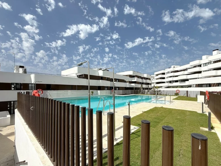 R5066959 | Ground Floor Apartment in Estepona – 4 beds, 3 baths