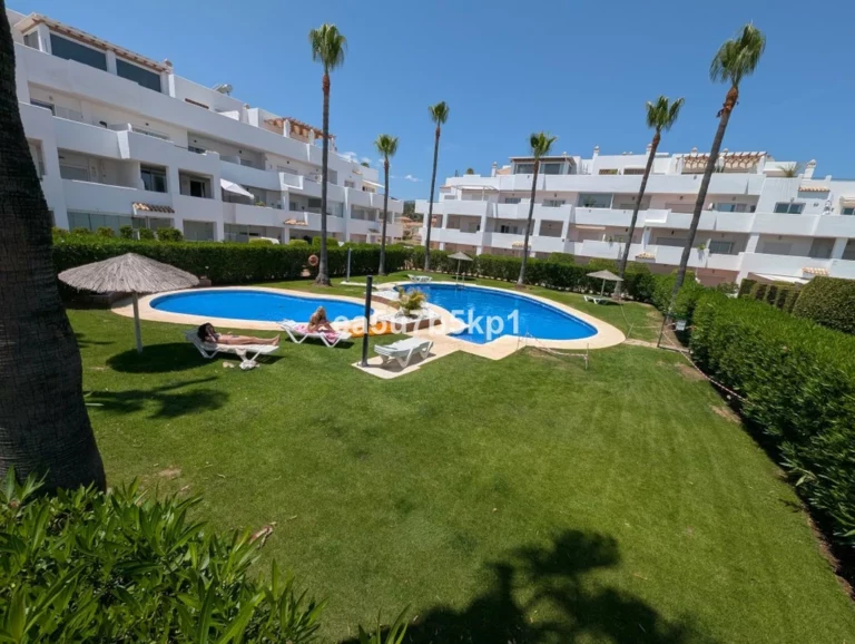 R5062813 | Middle Floor Apartment in Estepona – 3 beds, 2 baths