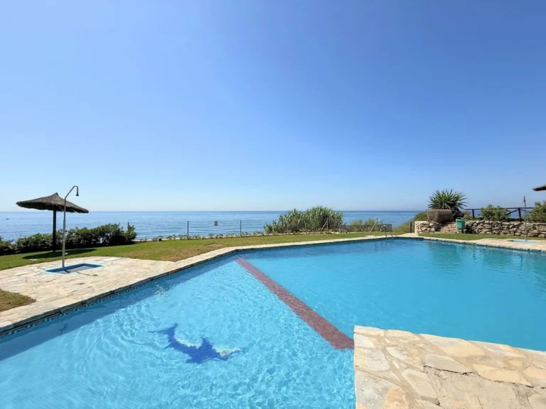 R5073772 | Townhouse in Estepona – 3 beds, 3 baths