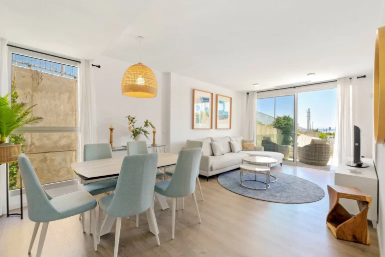R5061277 | Middle Floor Apartment in Estepona – 3 beds, 2 baths