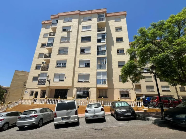 R5106772 | Middle Floor Apartment in Estepona – 4 beds, 2 baths