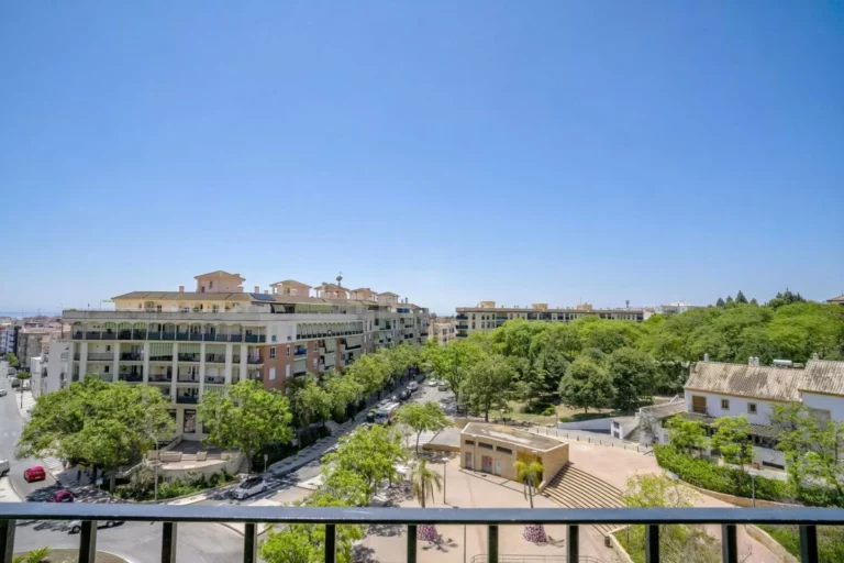 R5084170 | Middle Floor Apartment in Estepona – 3 beds, 2 baths