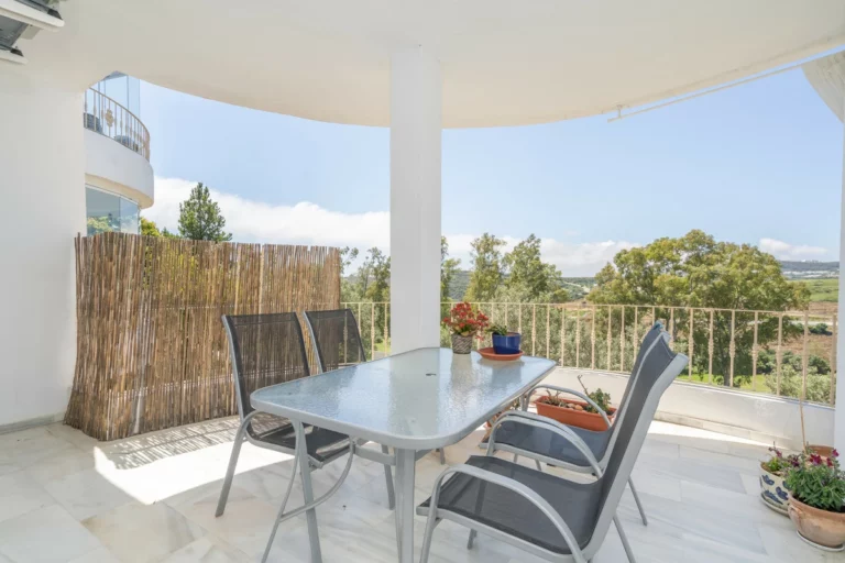 R5021467 | Middle Floor Apartment in Estepona – 2 beds, 2 baths