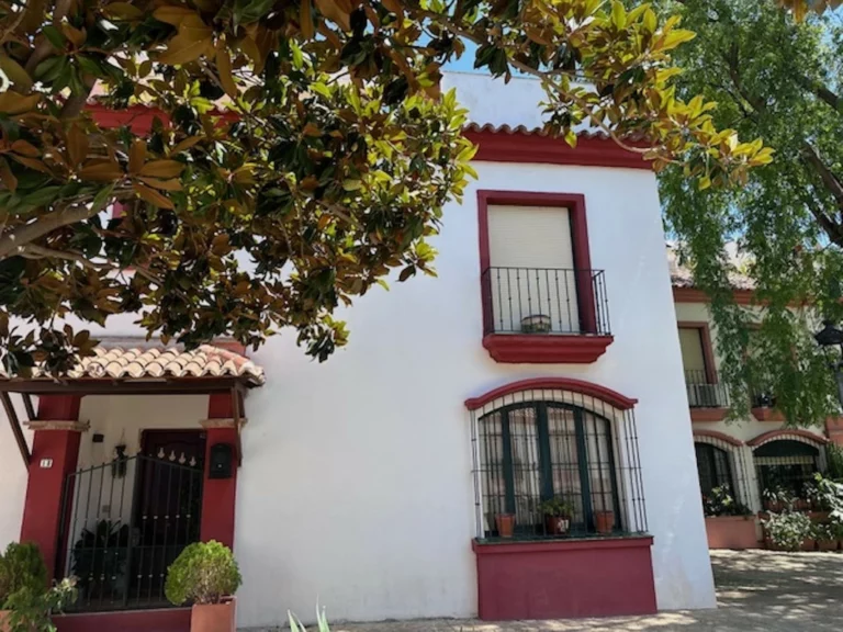 R5076397 | Townhouse in Estepona – 4 beds, 3 baths