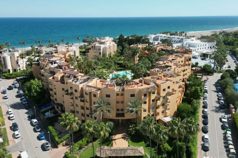 R5044930 | Penthouse in Estepona – 2 beds, 2 baths