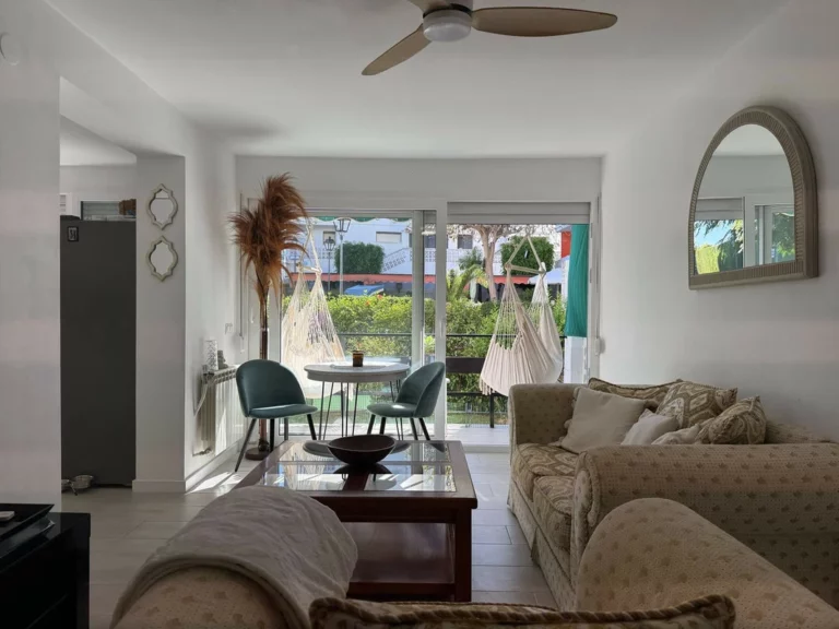 R5110606 | Middle Floor Apartment in Estepona – 3 beds, 1 baths