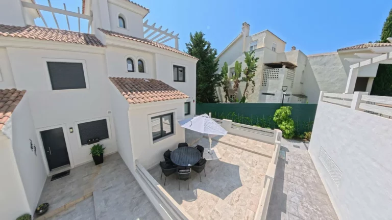 R5084074 | Townhouse in Estepona – 3 beds, 3 baths