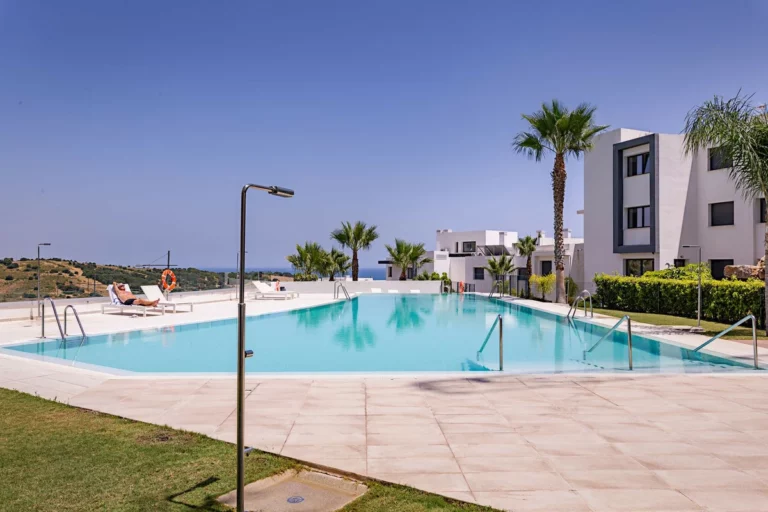 R5109865 | Middle Floor Apartment in Estepona – 3 beds, 2 baths