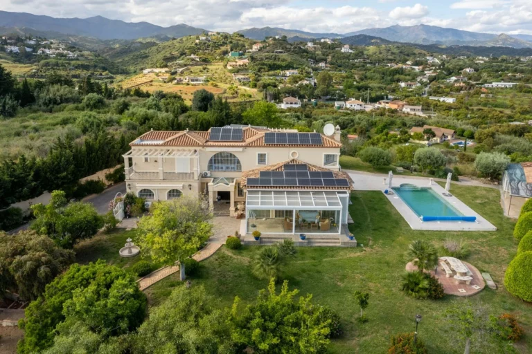 R5111377 | Detached Villa in Estepona – 4 beds, 4 baths
