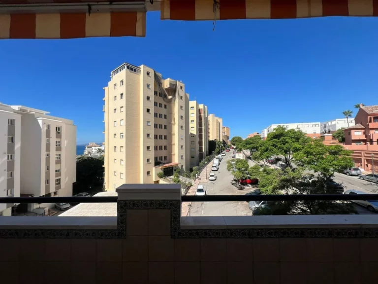 R5116603 | Middle Floor Apartment in Estepona – 4 beds, 2 baths