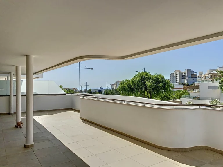 R5084467 | Ground Floor Apartment in Estepona – 4 beds, 3.5 baths