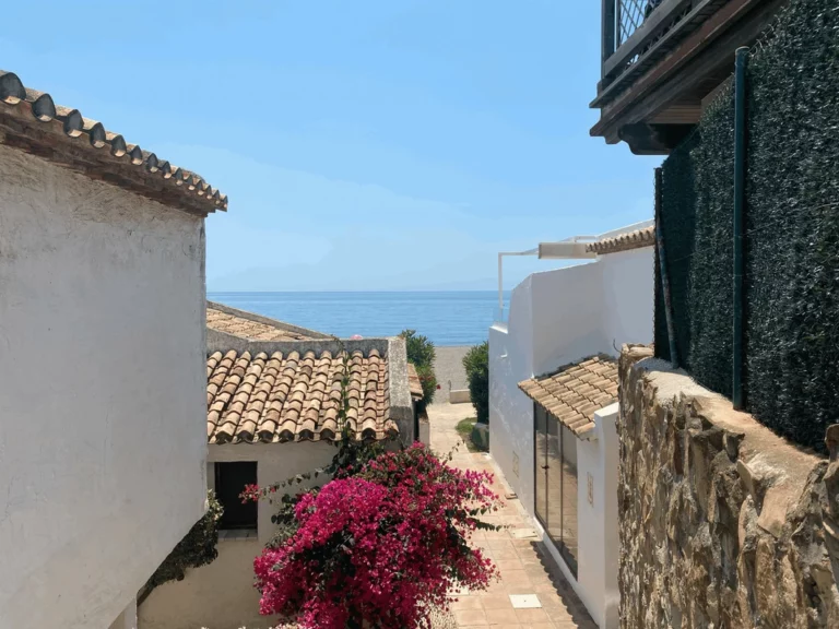 R5075686 | Middle Floor Apartment in Estepona – 2 beds, 1.5 baths