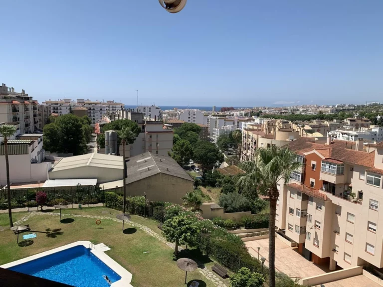 R5104690 | Middle Floor Apartment in Estepona – 3 beds, 2 baths