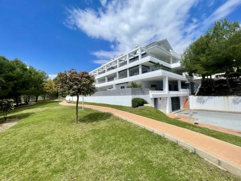 R5017906 | Middle Floor Apartment in Estepona – 2 beds, 2 baths