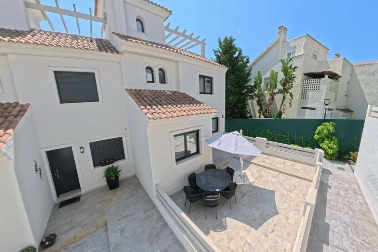 R5084074 | Townhouse in Estepona – 3 beds, 3 baths